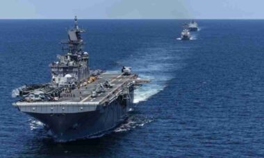 EUA exibem imagens de navios militares se dirigindo à costa da Venezuela