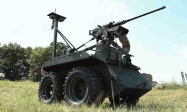 Ucrânia apresenta novo drone terrestre de combate Zmiy Droid 12.7 com IA e blindagem reforçada