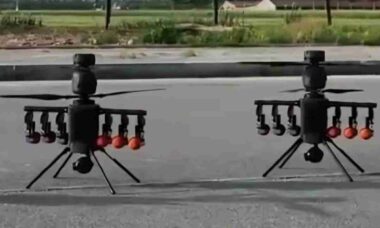 China apresenta drones Black Bee que atacam em enxame com munição real e coordenação autônoma