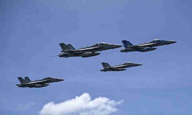 Marinha dos EUA celebra 12 milhões de horas de voo com caças F/A-18