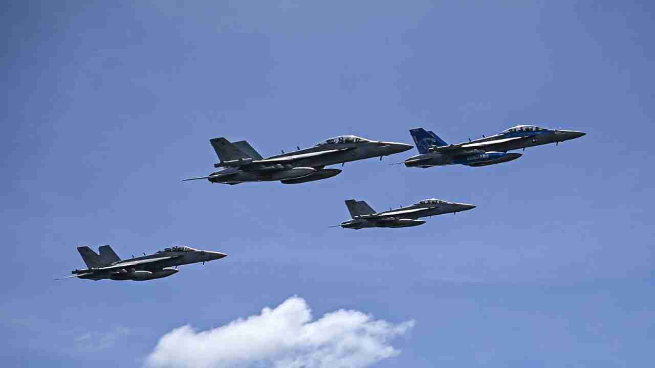 Az amerikai haditengerészet ünnepli a 12 millió repült órát az F/A-18 vadászgépekkel