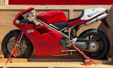 Ducati 996 SPS lacrada de 1999 é vendida por US$ 68 mil após 25 anos guardada na caixa