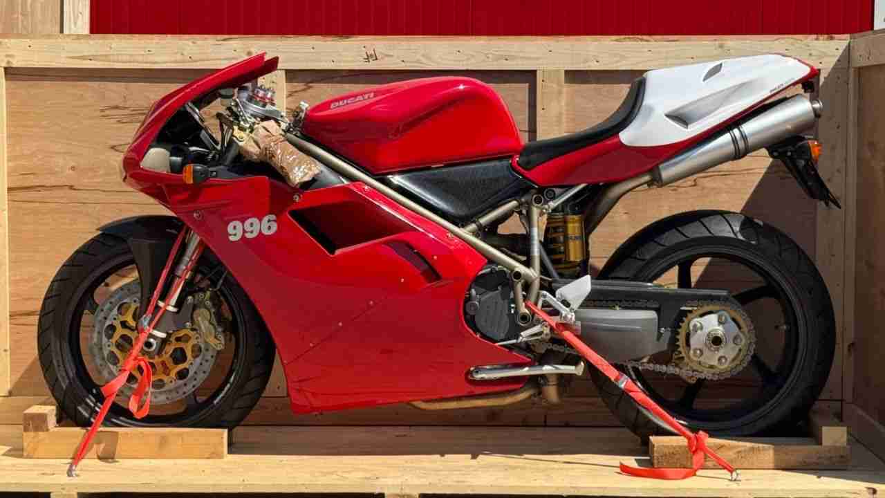 Ducati 996 SPS yang masih tersegel dari tahun 1999 terjual seharga US$ 68 ribu setelah 25 tahun disimpan dalam kotak