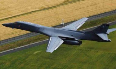 B-1B dos EUA realiza exercícios com F-35 noruegueses para treinar combate em alta ameaça