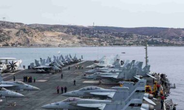 Maior porta-aviões do mundo USS Gerald R. Ford atraca na França em visita estratégica à Europa
