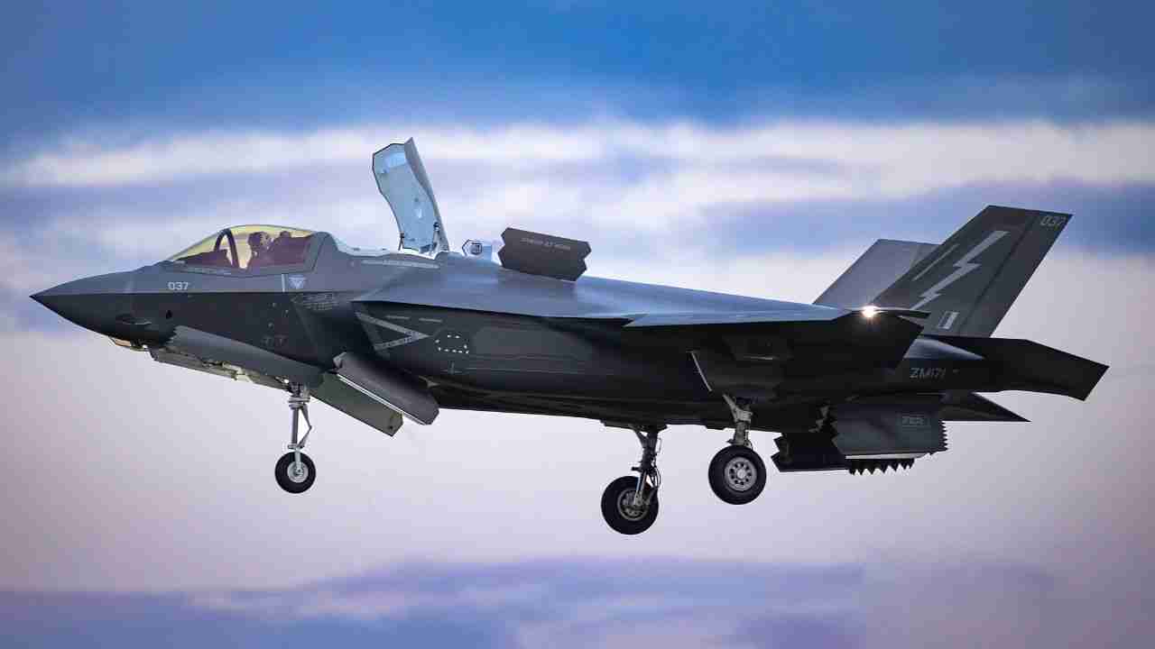 Atterraggio di emergenza lascia un caccia F-35B britannico fermo in Giappone