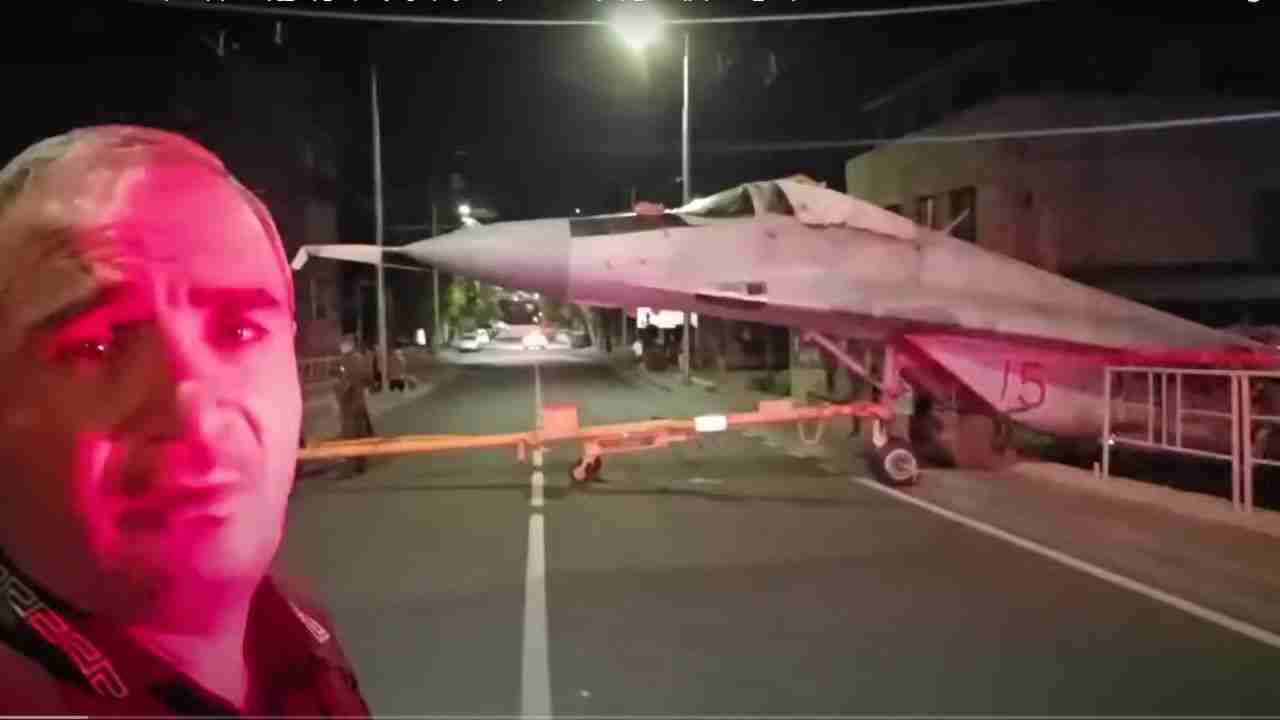 Russisk MiG-29 jagerfly kolliderer med stolpe under transport i Armenia