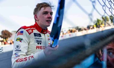 Piloto da Nascar cai ao comemorar vitória e fratura clavícula em Watkins Glen