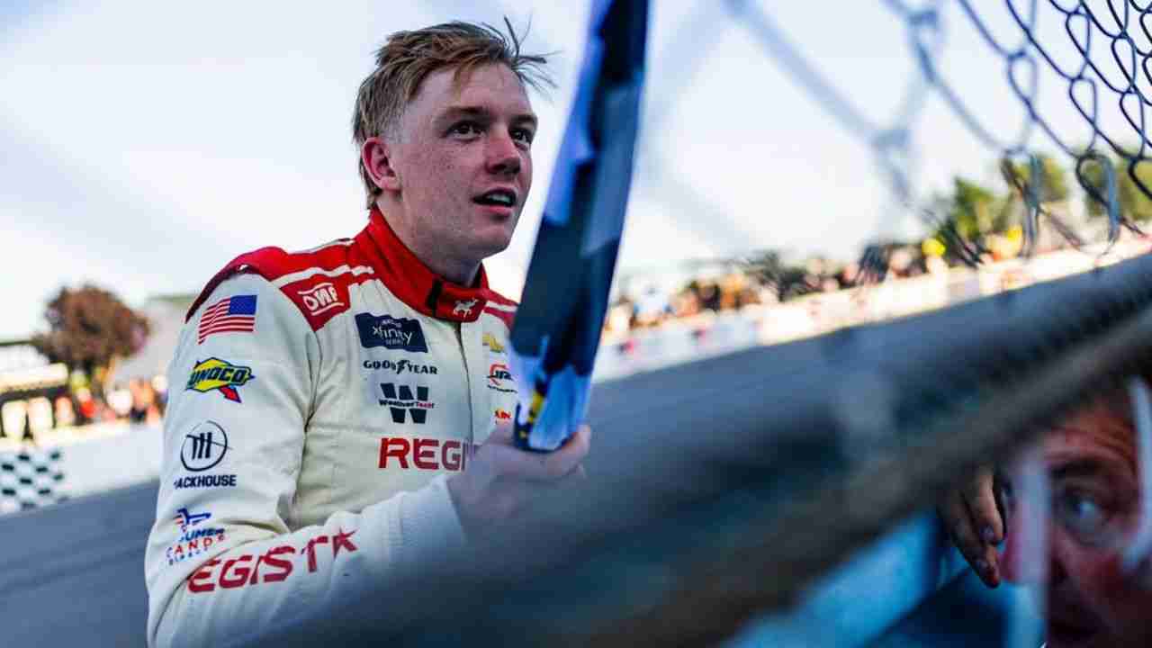 Nascar-coureur valt tijdens viering van overwinning en breekt sleutelbeen in Watkins Glen