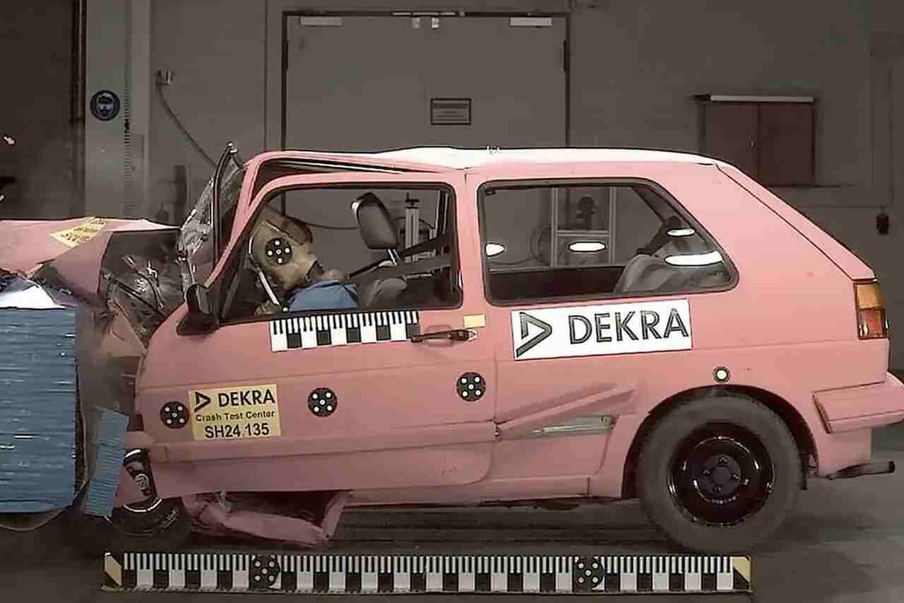 Golf antigo passa por teste de batida moderno e comprova avanços da segurança automotiva