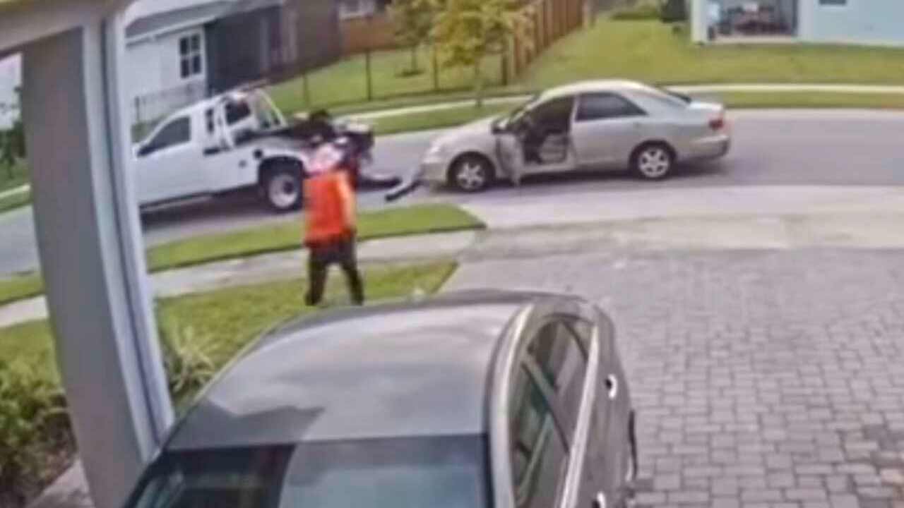 Video: Delivery driver performs 'ninja' maneuver to prevent his car from being towed (Photo: Facebook)