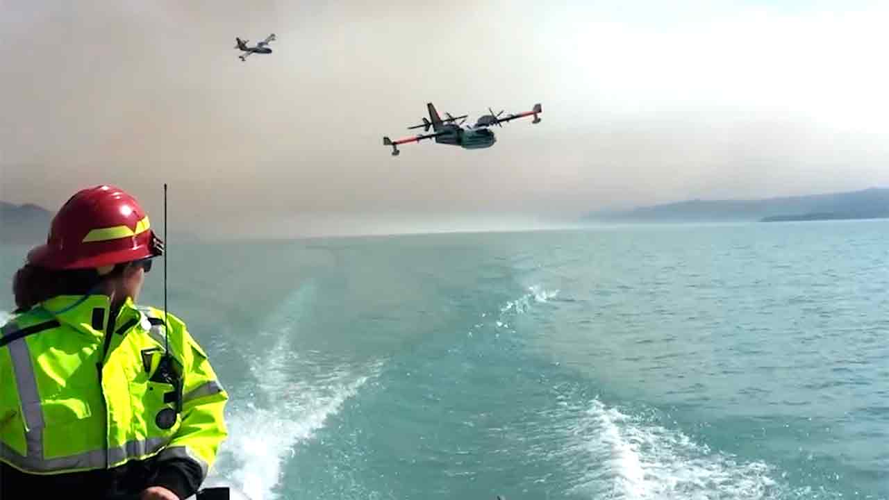 Videó mutatja a „Super Scooper” repülőgépet, amint a vadon közepén vizet vesz fel. Instagram @usfws 