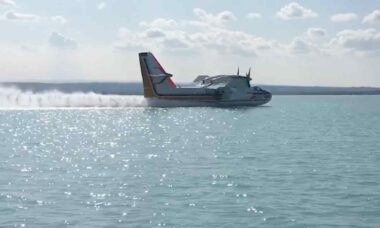 Vídeo mostra avião “Super Scooper” abastecendo no meio da natureza selvagem. Instagram @usfws