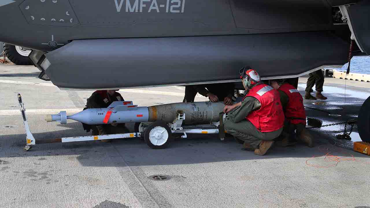 Bomba guidata laser GBU-12 Paveway II su un velivolo F-35B Lightning II sul ponte di volo della USS Wasp durante un’esercitazione di certificazione nell’Oceano Pacifico. Foto: Corpo dei Marines, Caporale Stormy Mendez