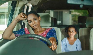 Pesquisa revela coisas que as crianças fazem que mais distraem os motoristas