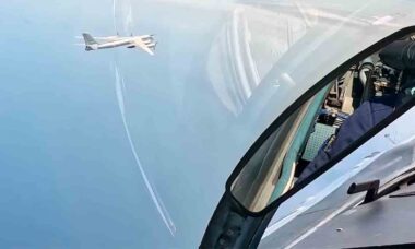 Bombardeiros estratégicos russos Tu-95MS realizam voo sobre o Mar de Barents. Imagens: Ministério da Defesa da Rússia