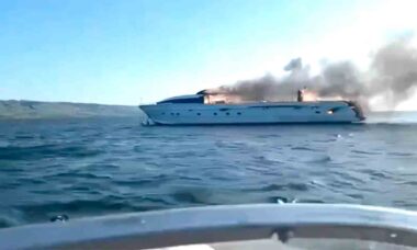 Iate de luxo pega fogo na região de Saratov, na Rússia. Telegram @ENews112