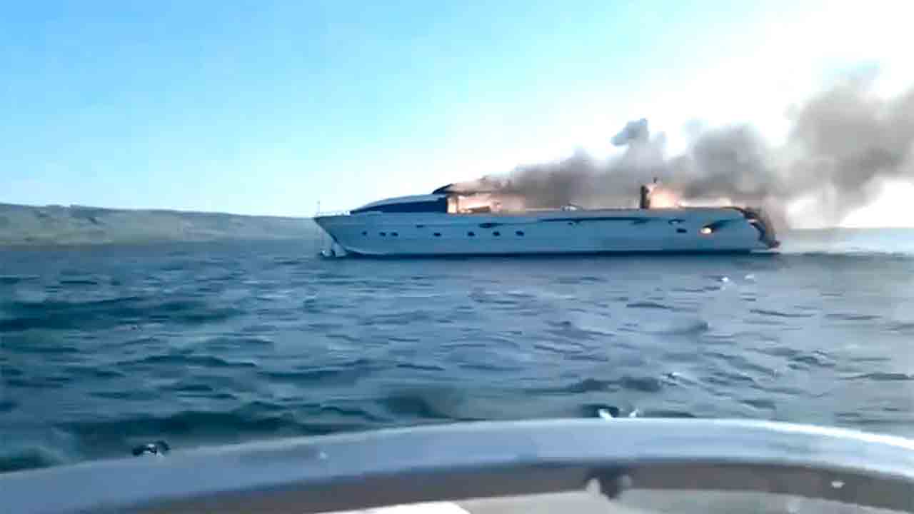 Iate de luxo pega fogo na região de Saratov, na Rússia. Telegram @ENews112
