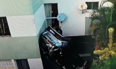 Carro capota dentro de condomínio no Brasil e deixa uma criança ferida. Fotos: Reprodução Instagram @acorda_cabula