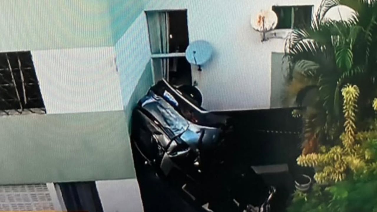 ブラジルのコンドミニアム内で車が横転、子どもが負傷。写真: Instagram @acorda_cabula