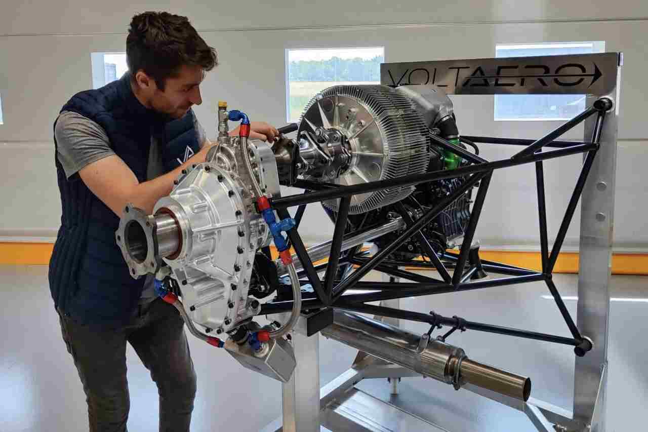 Conheça o Cássio 330, avião híbrido que conta com motor de moto Kawasaki