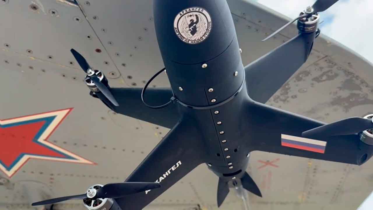 Russische MiG-29 ontvangt improvisair bevestigd onderscheppingsdrone. Foto: Telegram @projectArchangel