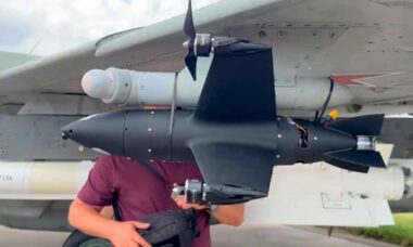 MiG-29 russo recebe drone interceptador acoplado de forma improvisada. Foto: Telegram @projectArchangel