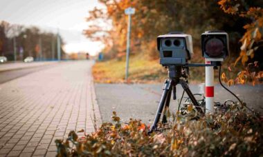 Motorista recebe multa de US$ 1.000 após ser flagrado em velocidade “recorde” de 320 km/h em rodovia alemã