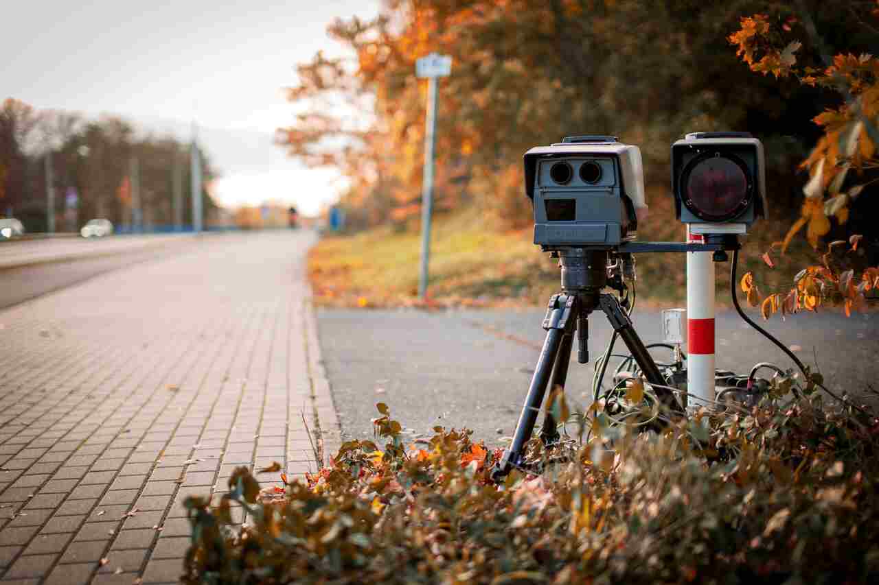 Bestuurder krijgt boete van $1.000 na betrapt te zijn met een ‘record’ snelheid van 320 km/u op Duitse snelweg