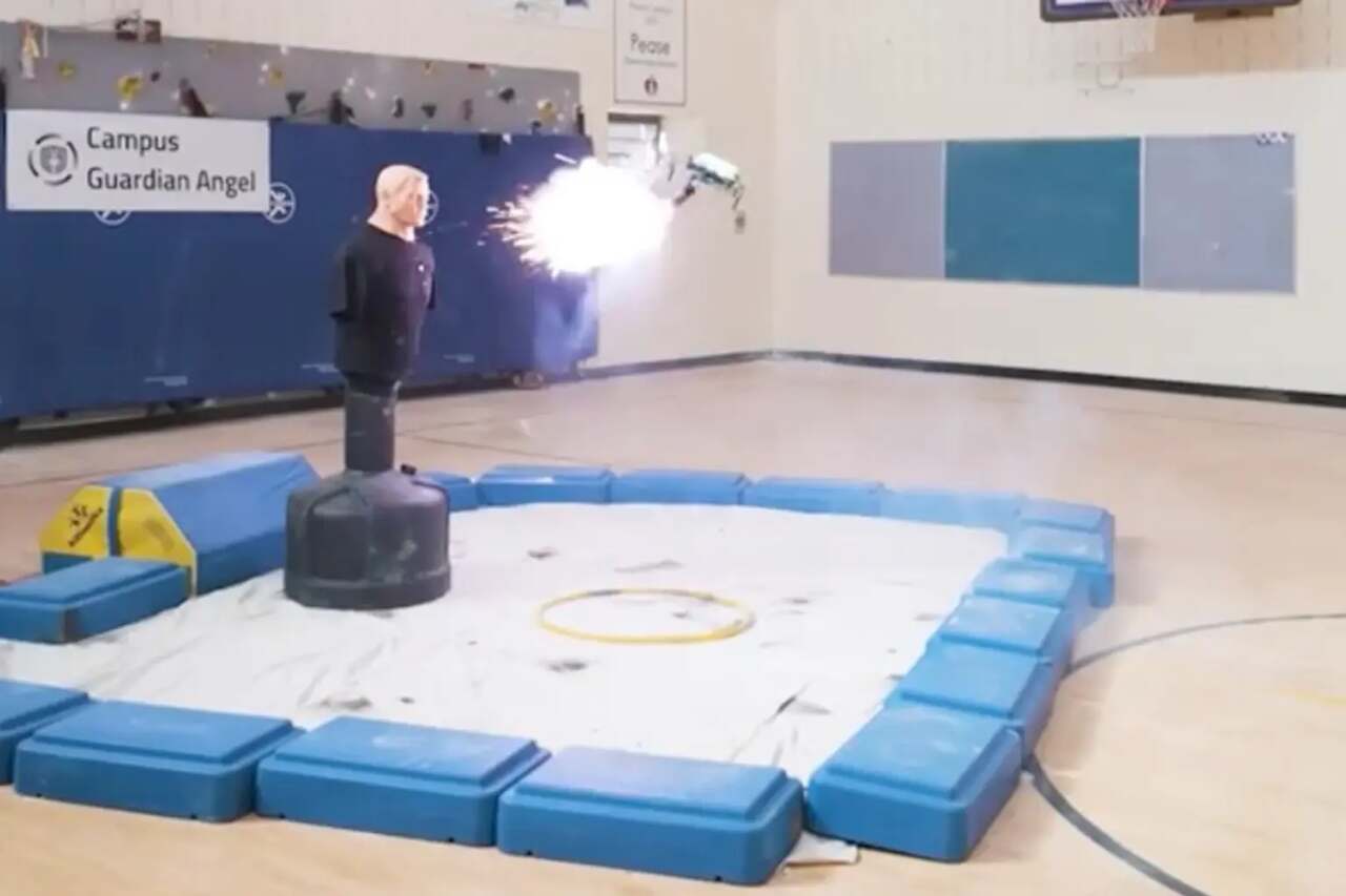 Droni armati capaci di neutralizzare gli sparatori nelle scuole entrano in fase di test in Florida
