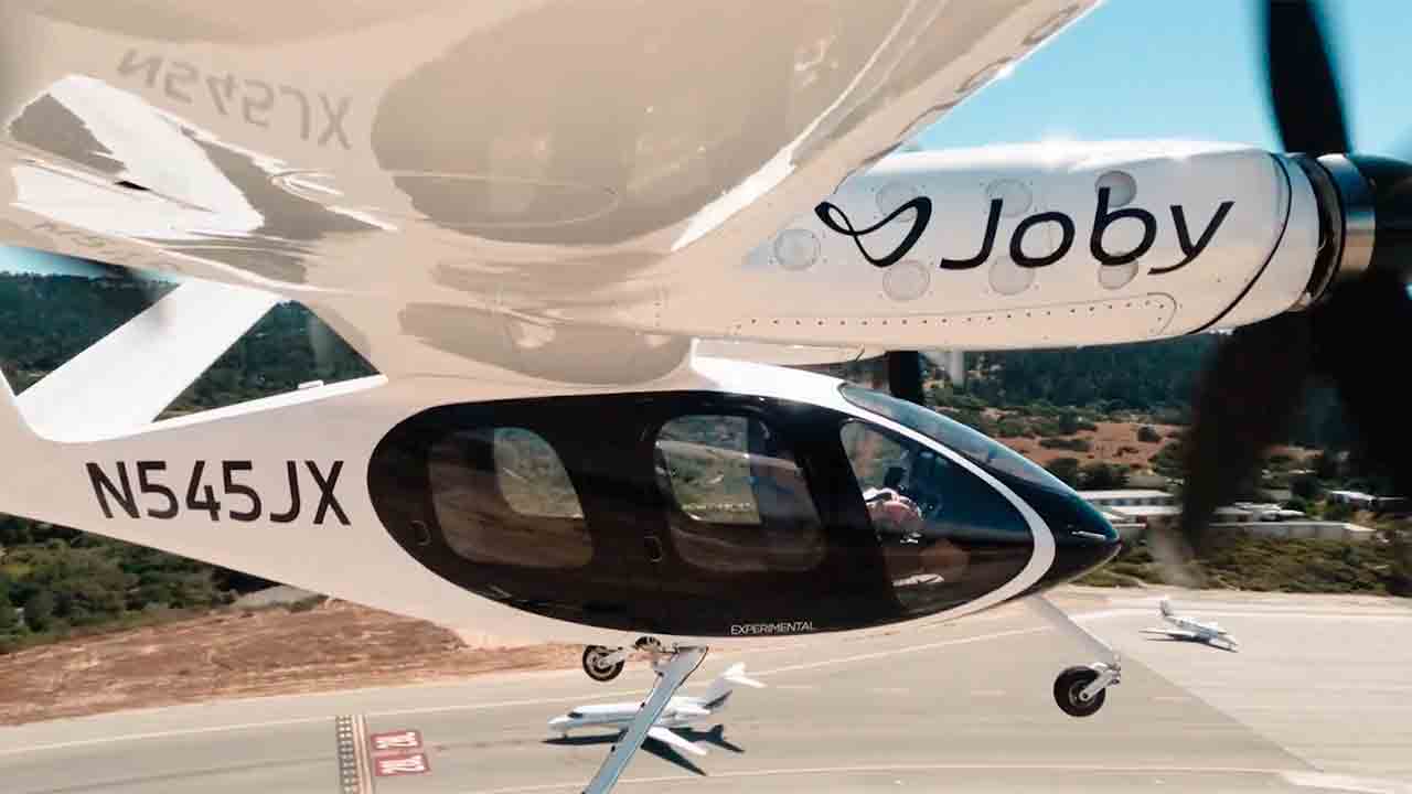 Joby uskutečnila první pilotovaný let vzdušného taxi eVTOL mezi dvěma veřejnými letišti v USA. Foto: Joby Aviation