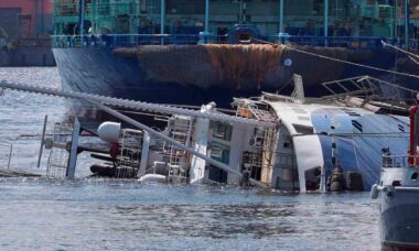 Novo rebocador militar russo Kapitan Ushakov afunda em São Petersburgo. Foto: Telegram @RBC_ua_news