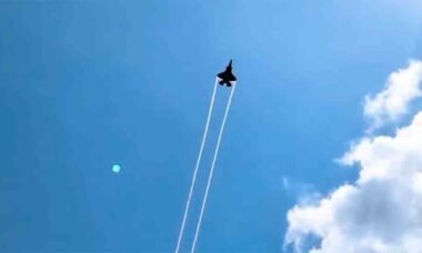 Caça F-35A usa quadricóptero para guiar bombas e acerta alvo com perfeição. X @PDW_ai
