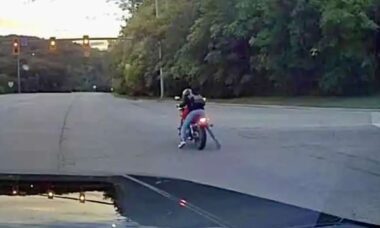 Vídeo: Homem se envolve em perseguição policial e acaba preso após sua moto ficar sem gasolina