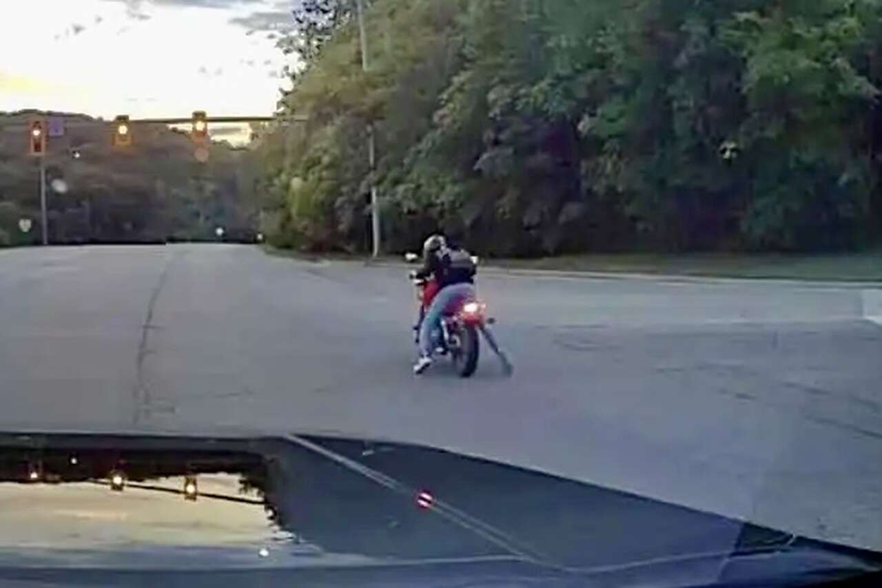 Vídeo: Homem se envolve em perseguição policial e acaba preso após sua moto ficar sem gasolina