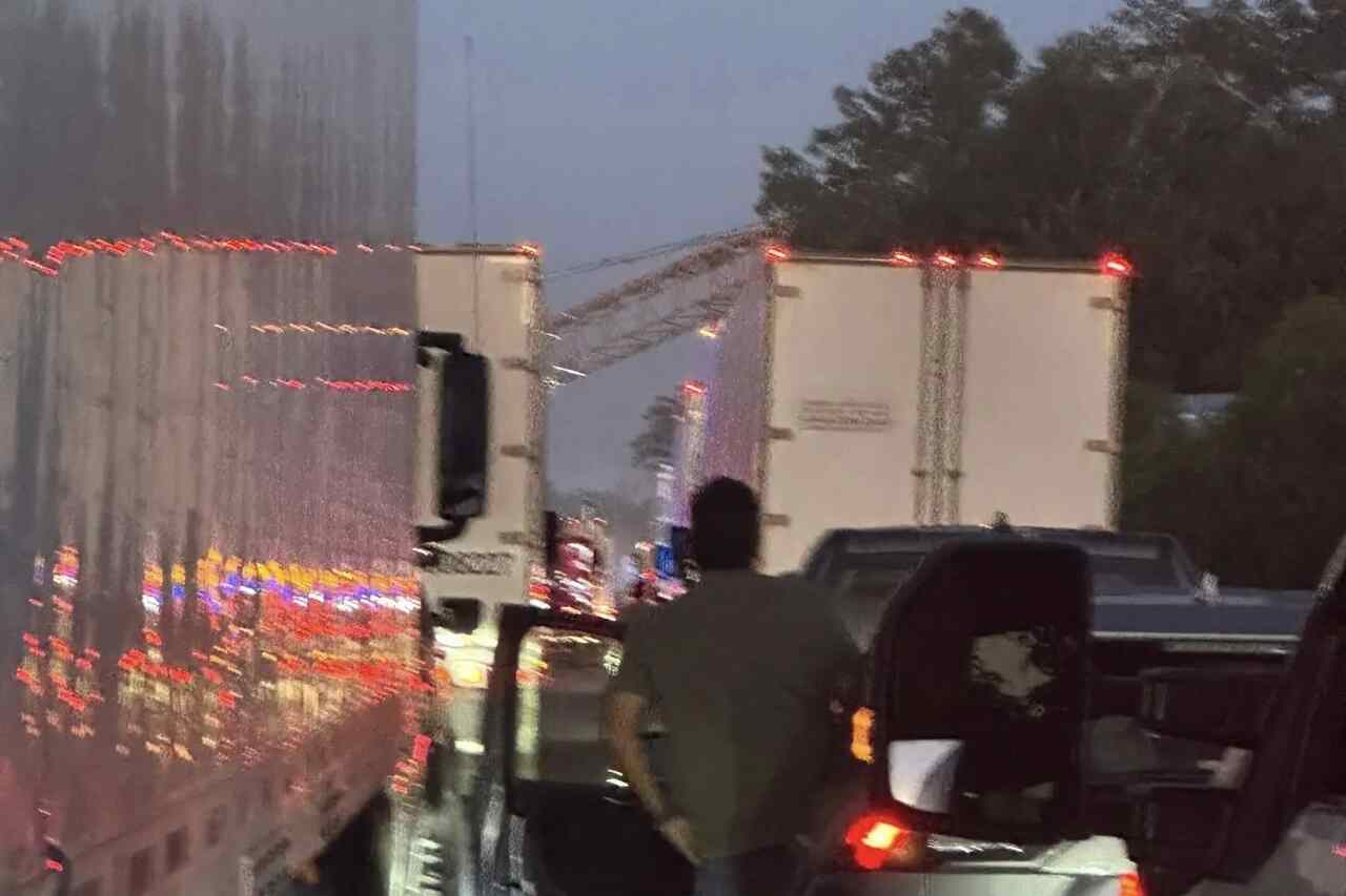Uomo provoca la chiusura dell'autostrada dopo aver sequestrato una gru negli USA