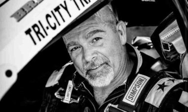 Piloto veterano de stock car morre após sofrer mal súbito durante corrida nos EUA