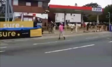 Homem bêbado sem calça invade pista durante corrida de moto e quase causa acidente