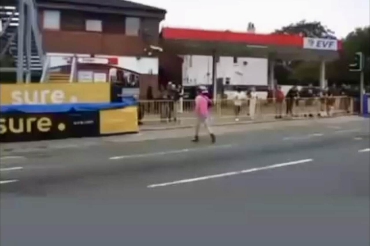 Drunk man without pants invades track during motorcycle race and nearly causes accident