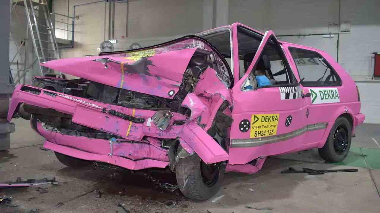 Golf antigo passa por teste de batida moderno e comprova avanços da segurança automotiva