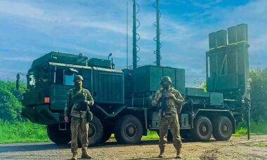 Soldados ucranianos em frente a um lançador IRIS-T SLM | Imagem: 540ª Brigada de Mísseis Antiaéreos / German Aid to Ukraine