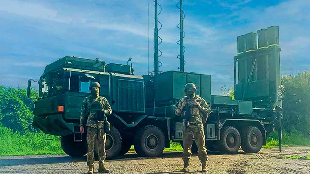Ukrainske soldater foran en IRIS-T SLM utskyter | Bilde: 540. luftvernmissilbrigade / German Aid to Ukraine
