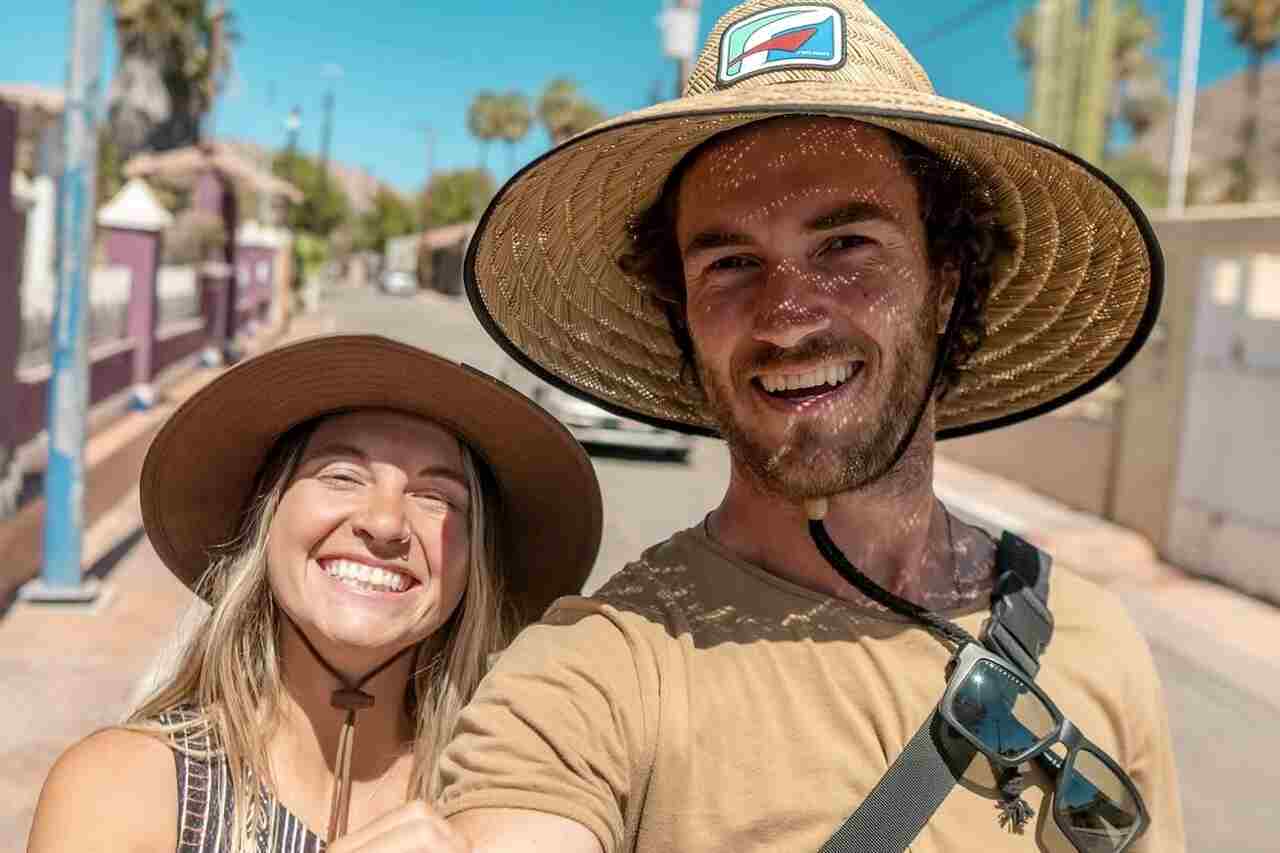 Famoso casal de influenciadores de viagem morre em acidente de carro no Canadá 