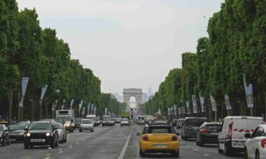 Nova lei de trânsito na França está trazendo multa de US$ 157 aos motoristas desavisados