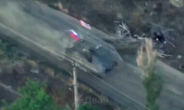 Vídeo: Rússia restaura M113 capturado e o exibe com bandeiras dos EUA e russas. Telegram @milinfolive