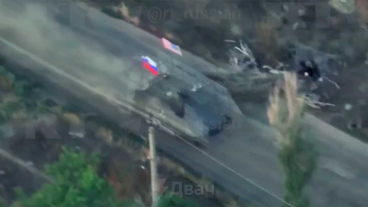 Vídeo: Rusia restaura un M113 capturado y lo exhibe con las banderas de EE.UU. y Rusia. Telegram @milinfolive