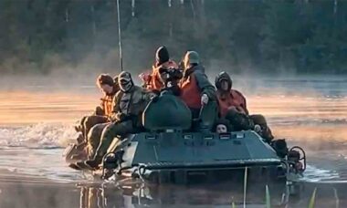 Repórteres da mídia estatal da Bielorrússia participam de travessia de rios em blindados. Foto: Telegram @modmilby