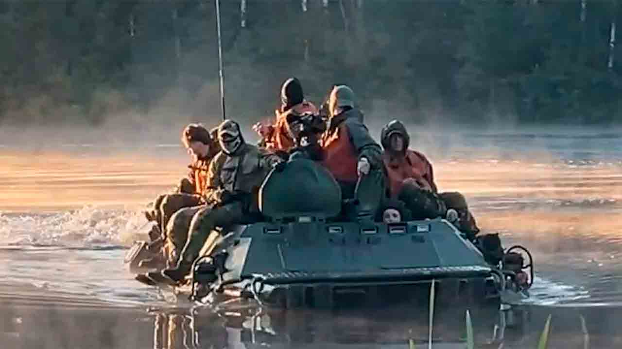 Hviterussiske statlige mediejournalister deltar i elvekryssinger i pansrede kjøretøy. Foto: Telegram @modmilby