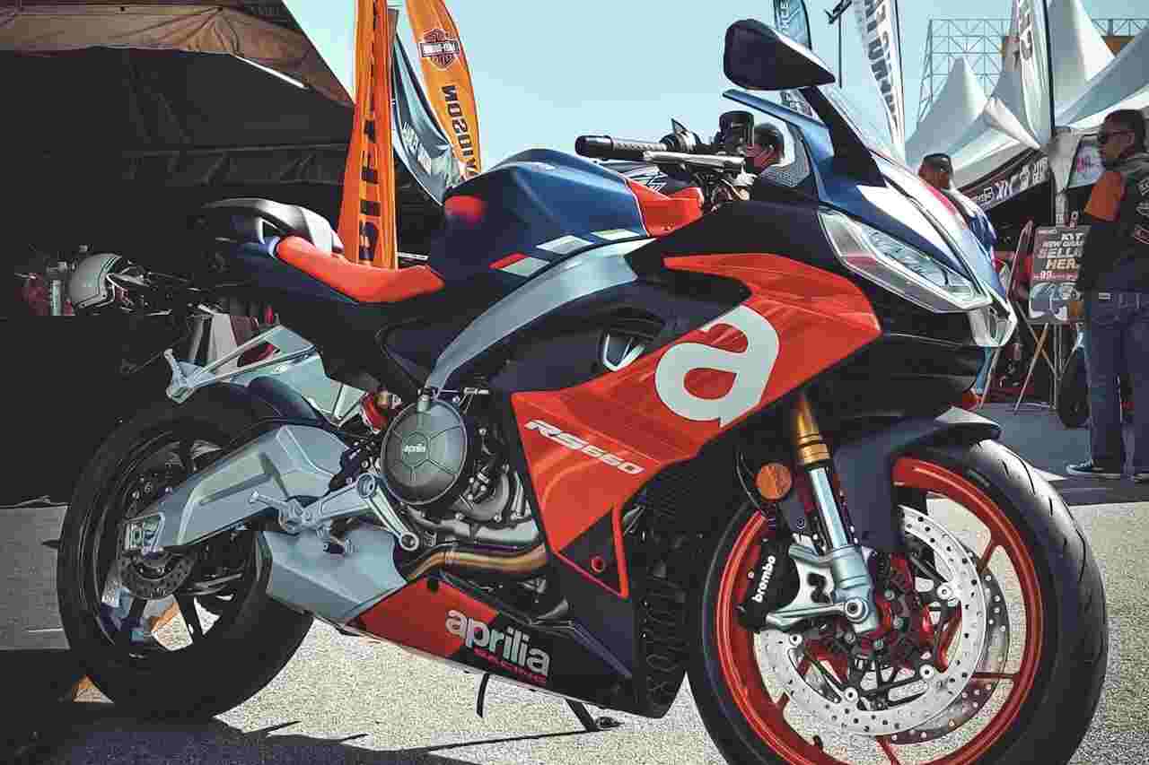 Diebe dringen in ein Autohaus ein und stehlen Aprilia-Motorräder im Wert von mehr als 120.000 US-Dollar