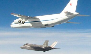 Itália envia caças F-35 para interceptar avião militar russo no Báltico. Foto: X @NATO_AIRCOM